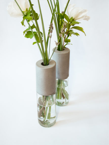 Blumenvase aus Glas und Beton